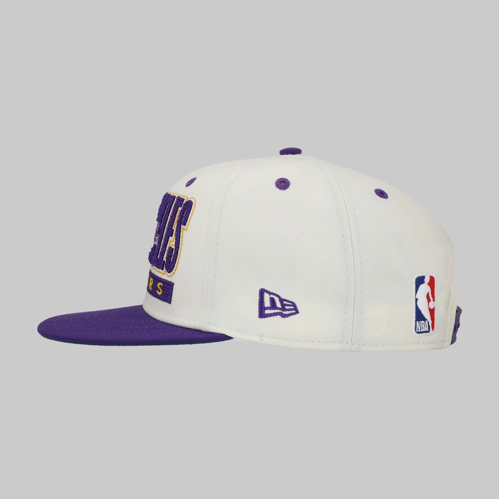 New Era Los Angeles Lakers 9FIFTY Snapback —Beige et Violet